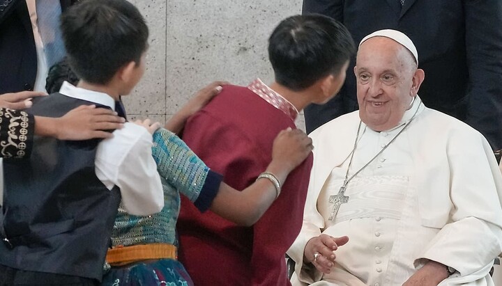 Papa Francisc este întâmpinat de copiii dansând la sosirea pe aeroportul din Singapore, pe 11 septembrie 2024. Imagine: Gregorio Borgia/AP