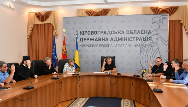 Members of the Council of Churches under the Kirovohrad RMA voting to exclude the UOC. Photo: /t.me/kirovohradskaODA