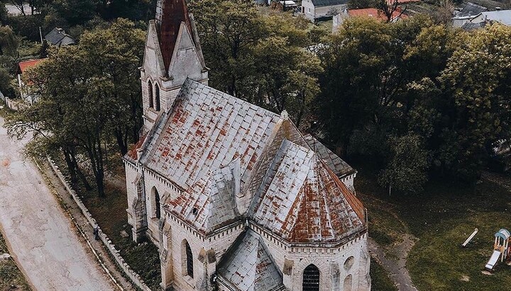 A church in the village of Demnia, Lviv region. Photo: Ukrainian Travels