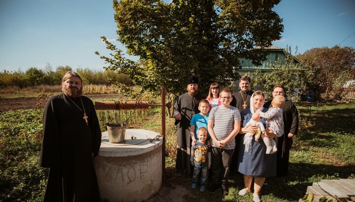 Владыка Виктор с семьей священника Олега Царука. Фото: Хмельницкая епархия