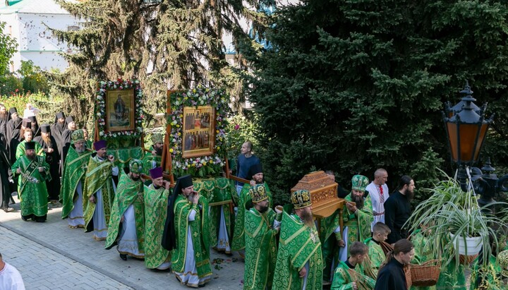 Крестный ход с мощами Святогорских святых. Фото: Святогорская лавра