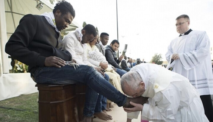 Pope Francis with migrants. Photo: Reuters