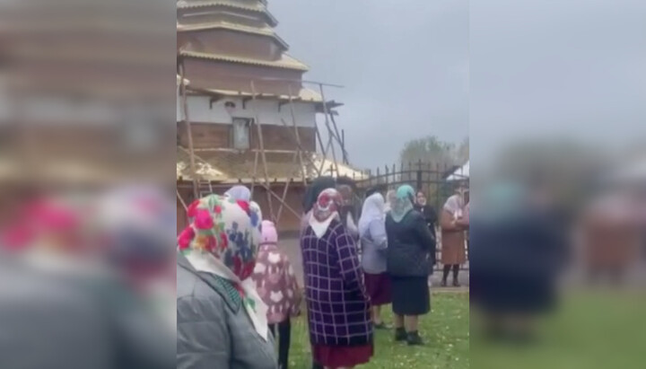 The UOC community defended the church in Pryslep. Photo: video screenshot