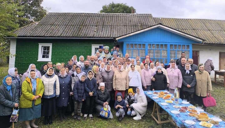 Покровский приход УПЦ молится в приспособленном помещении. Фото: Хмельницкая епархия 