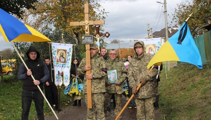 На похороні воїна ЗСУ клірики УГКЦ і ПЦУ влаштували провокацію в храмі УПЦ