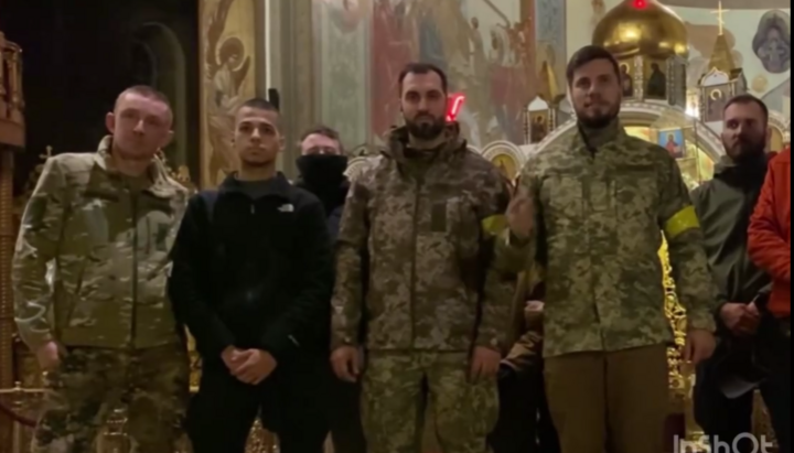 OCU chaplains, led by Nazariy Zasansky (right), report on the seizure of the UOC cathedral. Night of October 17. Photo: video screenshot