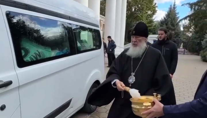 Митрополит Одеський Агафангел благословляє поїздку на Донбас. Фото: скриншот відео Одеської єпархії