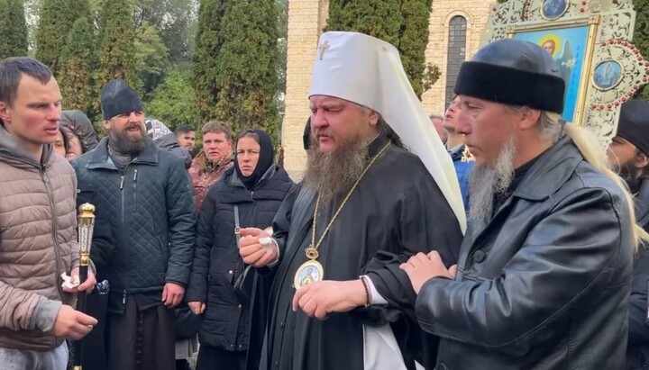 Митрополит Феодосій із віруючими УПЦ. Фото: скриншот відео Черкаської єпархії