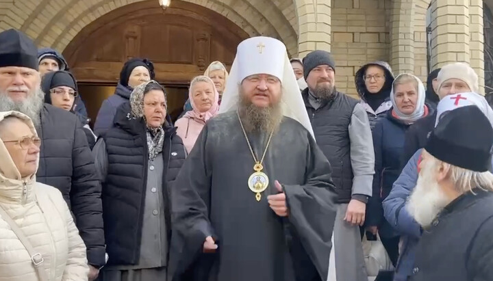 Митрополит Феодосий с верующими на паперти собора УПЦ в Черкассах. Фото: /t.me/Cherkasy_Blagovest