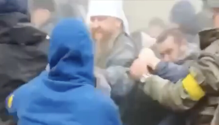 Supporters of the OCU beating Metropolitan Theodosiy. Photo: video screenshot from @Cherkasy_Blagovest