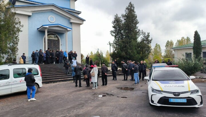 Прихожане собора УПЦ в Кременчуге не допустили представителей ПЦУ в свой храм. 26.10.2024г. Фото: Кременчугская епархия