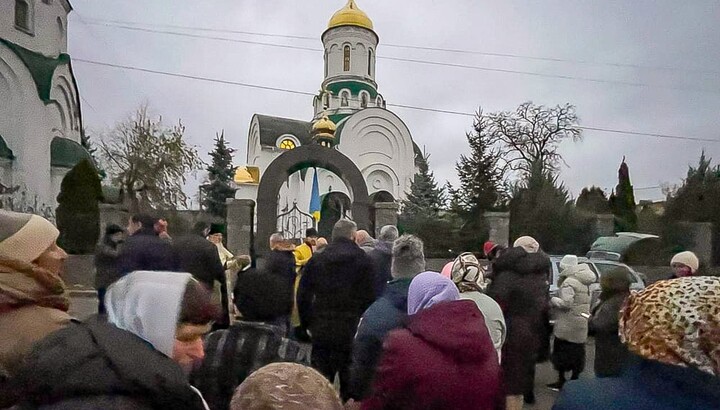 Молитвенное стояние возле собора УПЦ в Корсунь-Шевченковском. Фото: Черкасская епархия