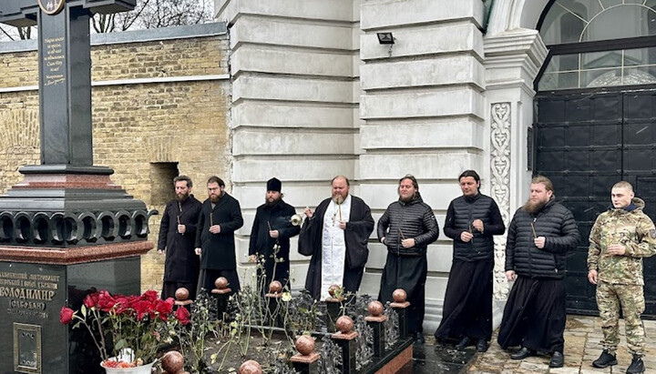 Лития на могиле Блаженнейшего Митрополита Владимира. Фото: kdais.kiev.ua