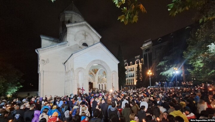 Catedrala Sfântului Gheorghe din centrul Tbilisi, înconjurată de protestatari. Imagine: RFE/RL