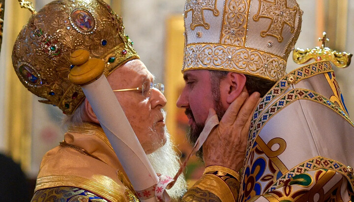 Патріарх Варфоломій цілує Епіфанія Думенка. Фото: пресслужба Президента України