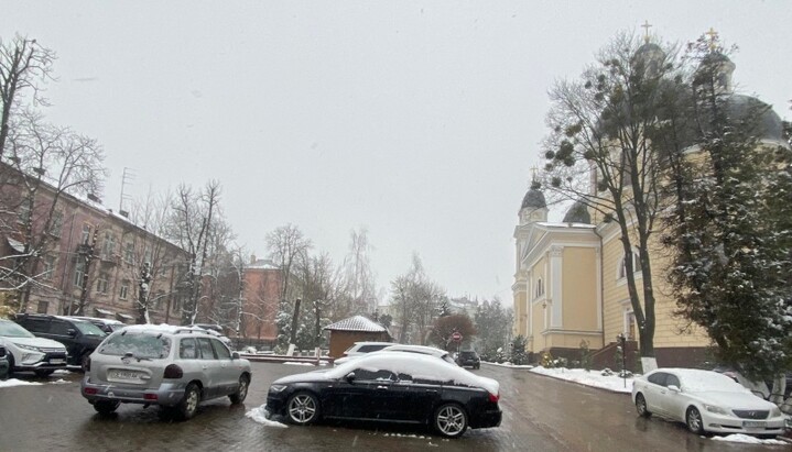 Власти Черновцов пытаются сделать платную стоянку у Свято-Духовского собора УПЦ. Фото: Молодий буковинець