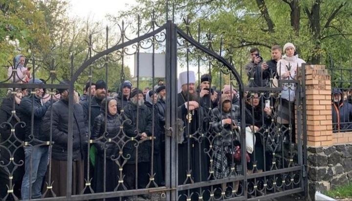 Віруючі УПЦ Черкас біля огорожі свого собору, захопленого ПЦУ. Фото: focus.ua