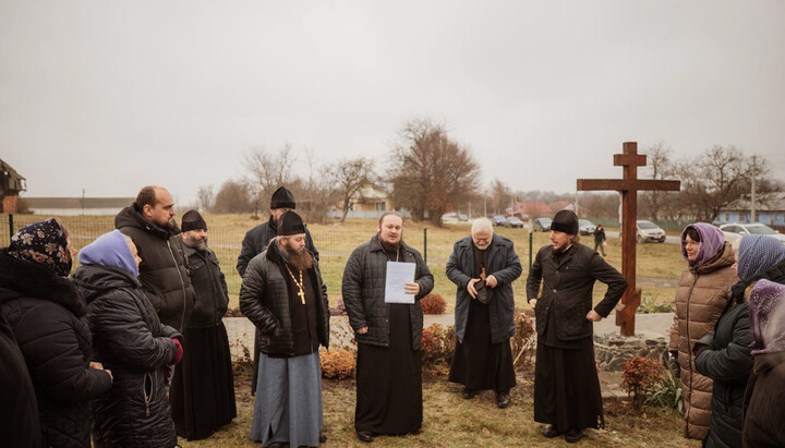 Собрание религиозной общины УПЦ в селе Слободка-Охримовецкая. Фото: t.me/khm_upc