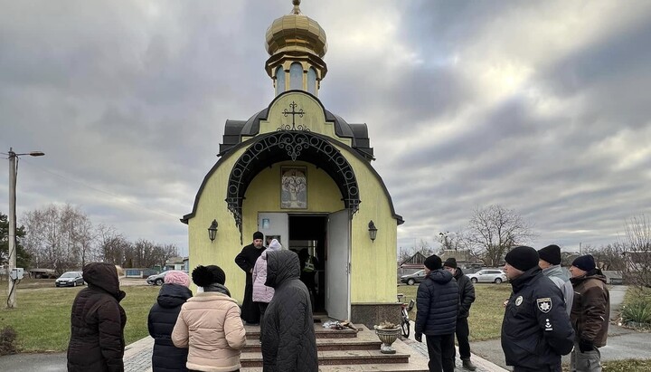 В селе Пасечная представители ПЦУ срезали замки и захватили храм УПЦ