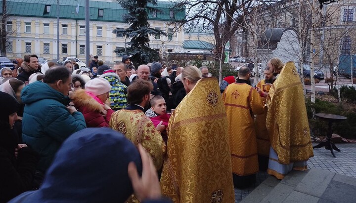 Прихожане УПЦ причащаются у Лавры на улице. Фото: тг 