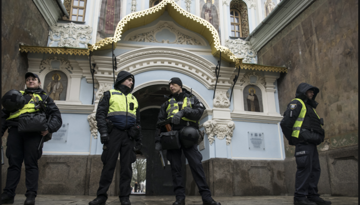 Полиция в Киево-Печерской лавре. Фото: УПЦ