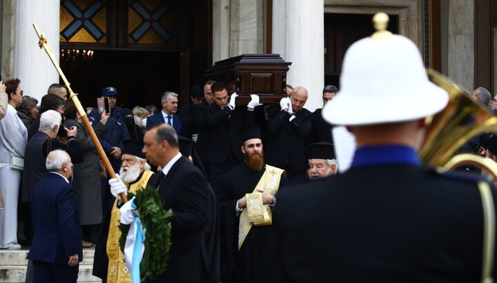 Η σορός του αείμνηστου Αρχιεπισκόπου Αναστασίου μεταφέρεται από τον Μητροπολιτικό Ναό Αθηνών. Φωτογραφία: orthodoxianewsagency