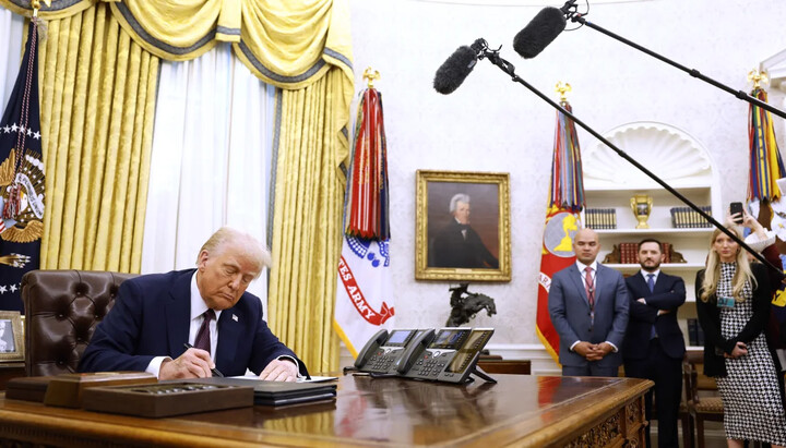 President Donald Trump signs several executive orders in the Oval Office of the White House on Thursday, January 23, 2025. Source: Anna Moneymaker/Getty Images