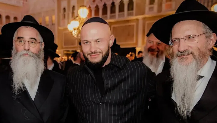 Russian rapper surrounded by the chief rabbis of Odessa and Russia. Photo: Spletnik