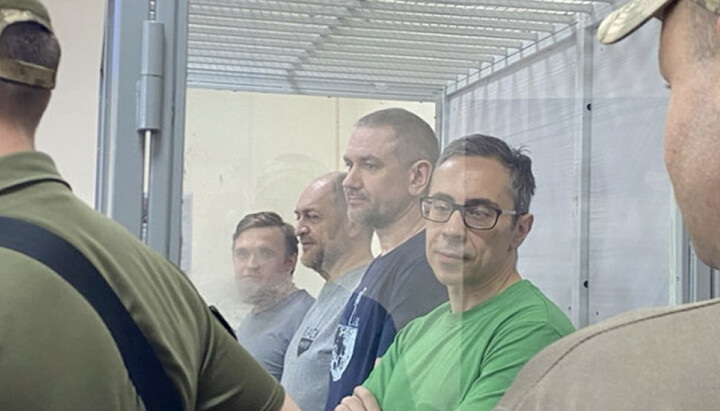 Priest Serhiy Chertylin and UOJ journalists in the courtroom. Photo: UOJ