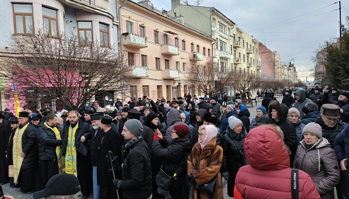 Голосування реальної громади УПЦ у кафедральному соборі Чернівців 16 лютого. Фото: Чернівецька єпархія