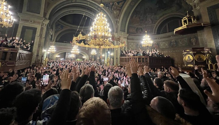 Голосование в кафедральном соборе УПЦ в Черновцах. Фото: пресс-служба епархии