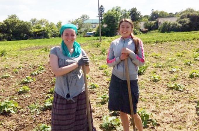 Полтавська єпархія УПЦ: волонтери посадили квіти у Свято-Троїцькому монастирі