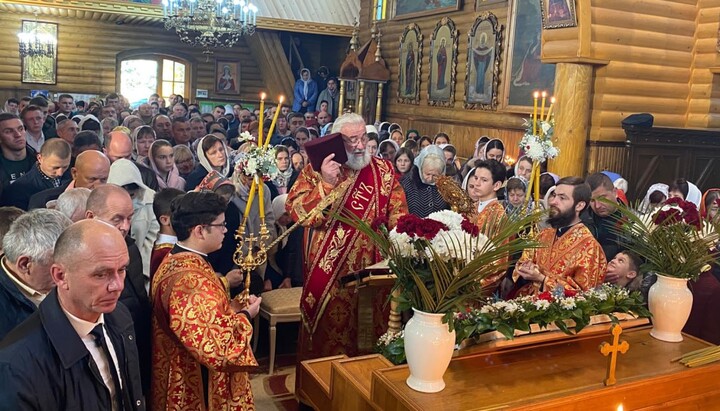 Прихожане храма УПЦ в честь святого Димитрия села Панка. Фото: Черновицкая епархия