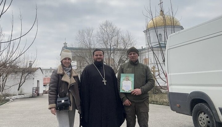 Representatives of the Polish humanitarian mission and a UOC priest. Photo: Kherson Eparchy