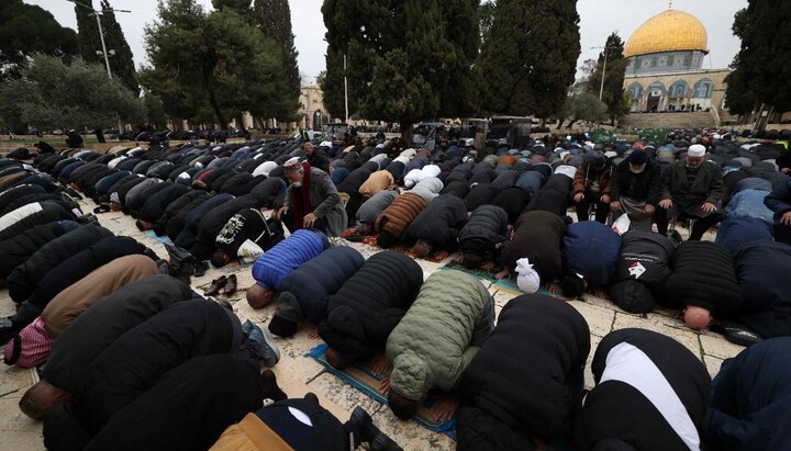 Muslims offer prayers in Jerusalem, 2025. Photo: AFP