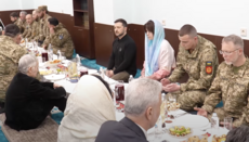 Zelensky has a meal with Muslims at Iftar