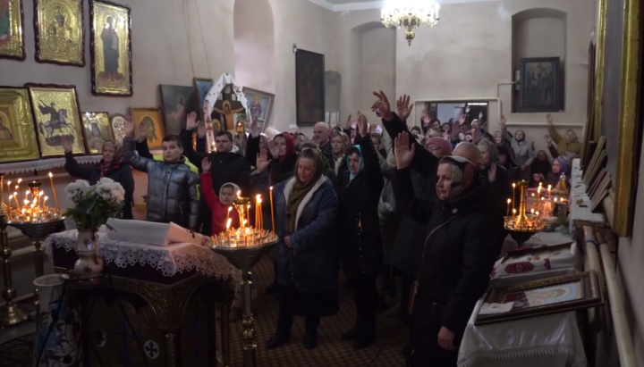 800 parishioners of St. Nicholas Parish voted for loyalty to the UOC. Photo: Chernivtsi Eparchy