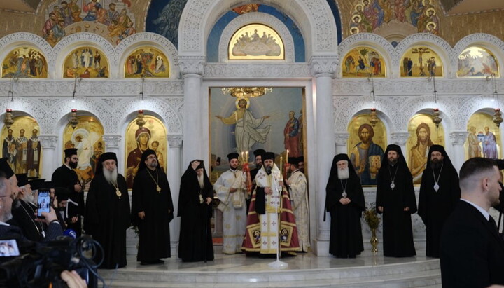 The new Primate of the Albanian Church with the hierarchs. Photo: UOJ