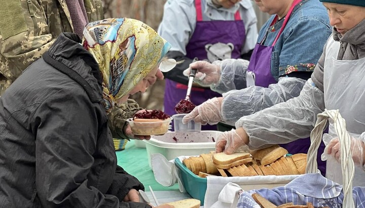 В столичном храме в честь Трех святителей кормят нуждающихся. Фото: Соцотдел УПЦ