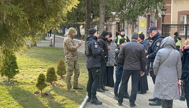 Біля храму УПЦ на честь ікони Богородиці «Неопалима Купина» у Черкасах. Фото: Дозор