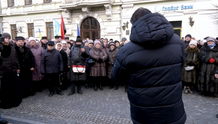 Unknown individuals voting to “transfer” the UOC cathedral in Chernivtsi to the OCU. Photo: Suspilne