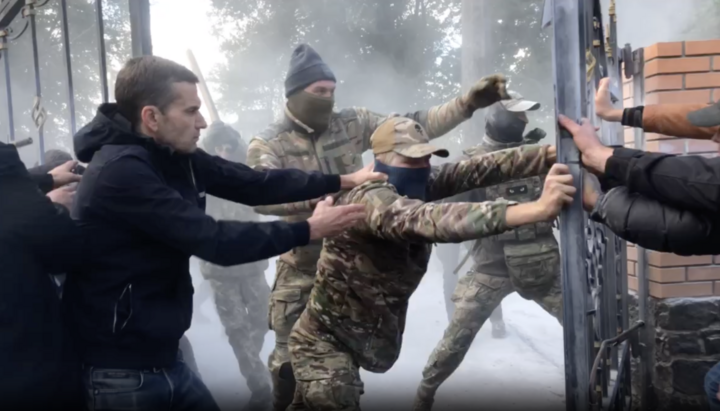 Штурм боевиками ПЦУ кафедрального собора УПЦ в Черкассах. Фото: СПЖ