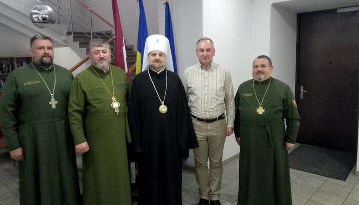 Ivan Yaremenko (center) with OCU representatives. Photo: pomisna.info
