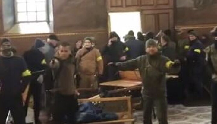 Представители ПЦУ в Свято-Михайловском храме, где Яременко планирует сделать музей митрополита Софрония. Фото: СПЖ