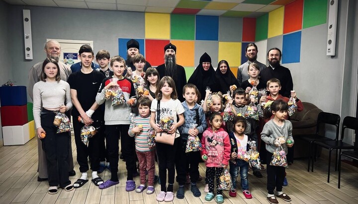 Священнослужители с детьми. Фото: пресс-служба Винницкой епархии