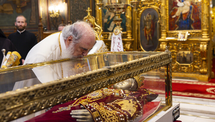 Patriarch Daniel venerates the relics of Saint Helena. Photo: Basilica