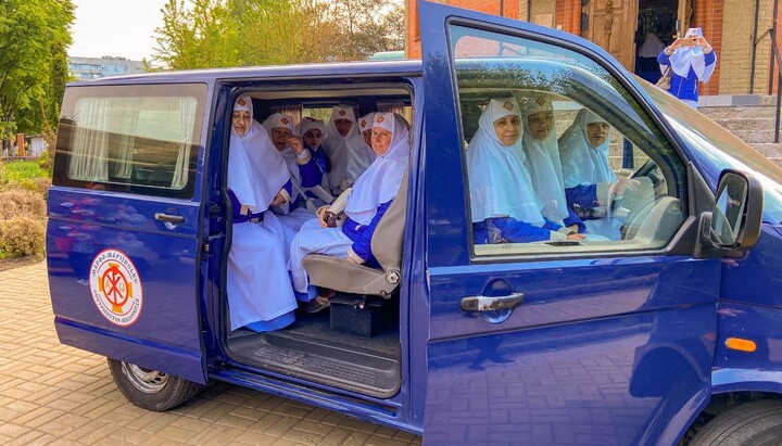 Марфо-Мариинскому сестричеству милосердия подарили автобус. Фото: Черкасская епархия