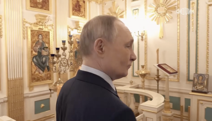Путин в «домашней церкви» Кремля. Фото: скриншот фильма «Россия. Кремль. Путин. 25 лет»