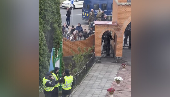 Полиция выгнала верующих УПЦ в Черкассах из их Андреевского храма. Фото: СПЖ