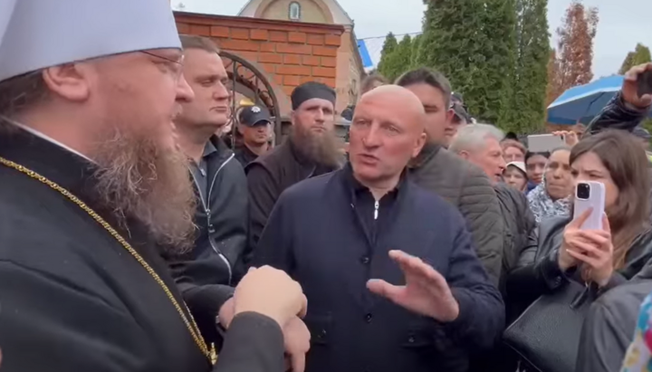 Мэр Черкасс Анатолий Бондаренко с прихожанами захваченного Андреевского храма УПЦ. Фото: Скриншот видео Черкасской епархии
